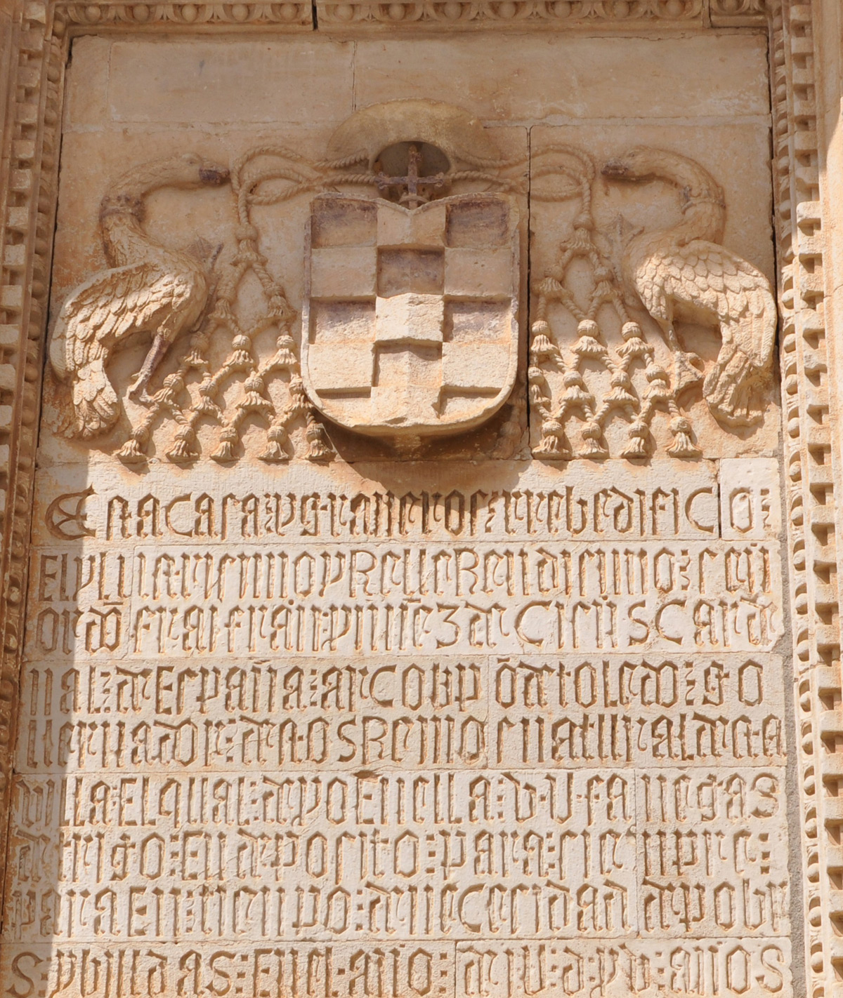 Lápida con escudo cardenalicio